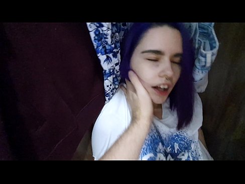 ❤️ Terjumpa adik saya di dalam almari dan membantunya merangkap ️ Lucah pada kami ☑